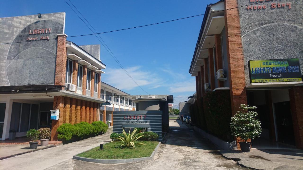 Liberty Homestay Parit  Eksteriør bilde