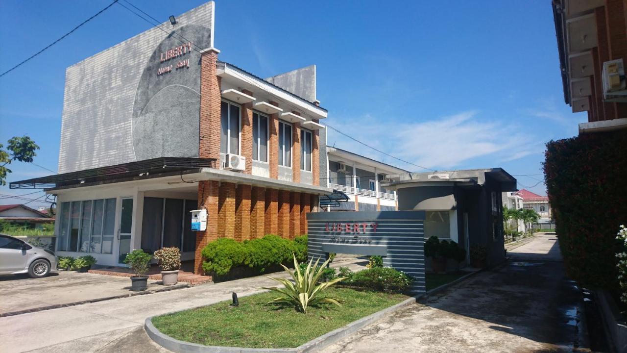 Liberty Homestay Parit  Eksteriør bilde